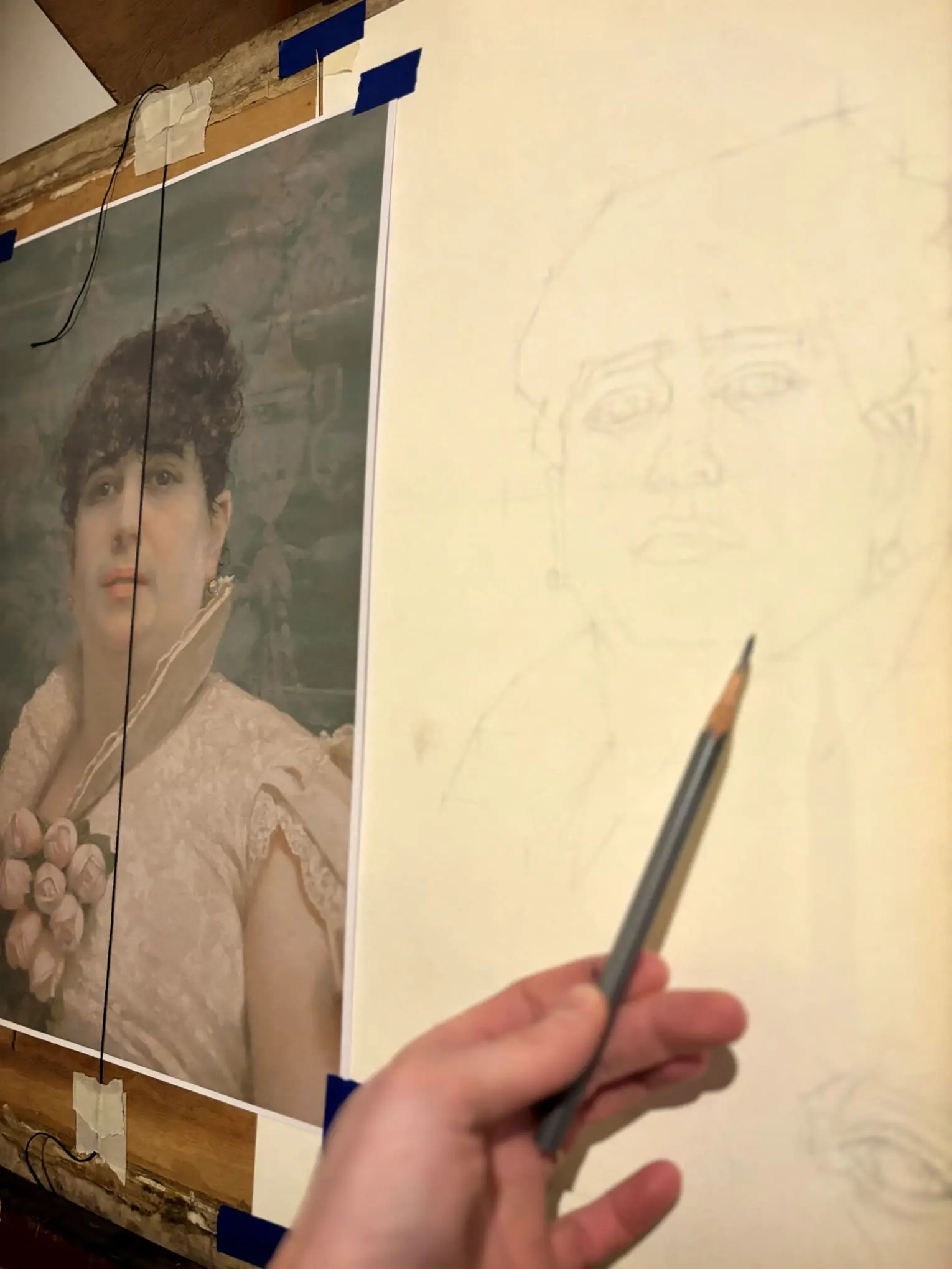 Clases de dibujo y pintura en Uruguay - Prelogart Estudio de Carlota Ferreira. Personas reproduciendo la obra de Blanes. A un lado la foto del original, a la derecha la persona dibujando.