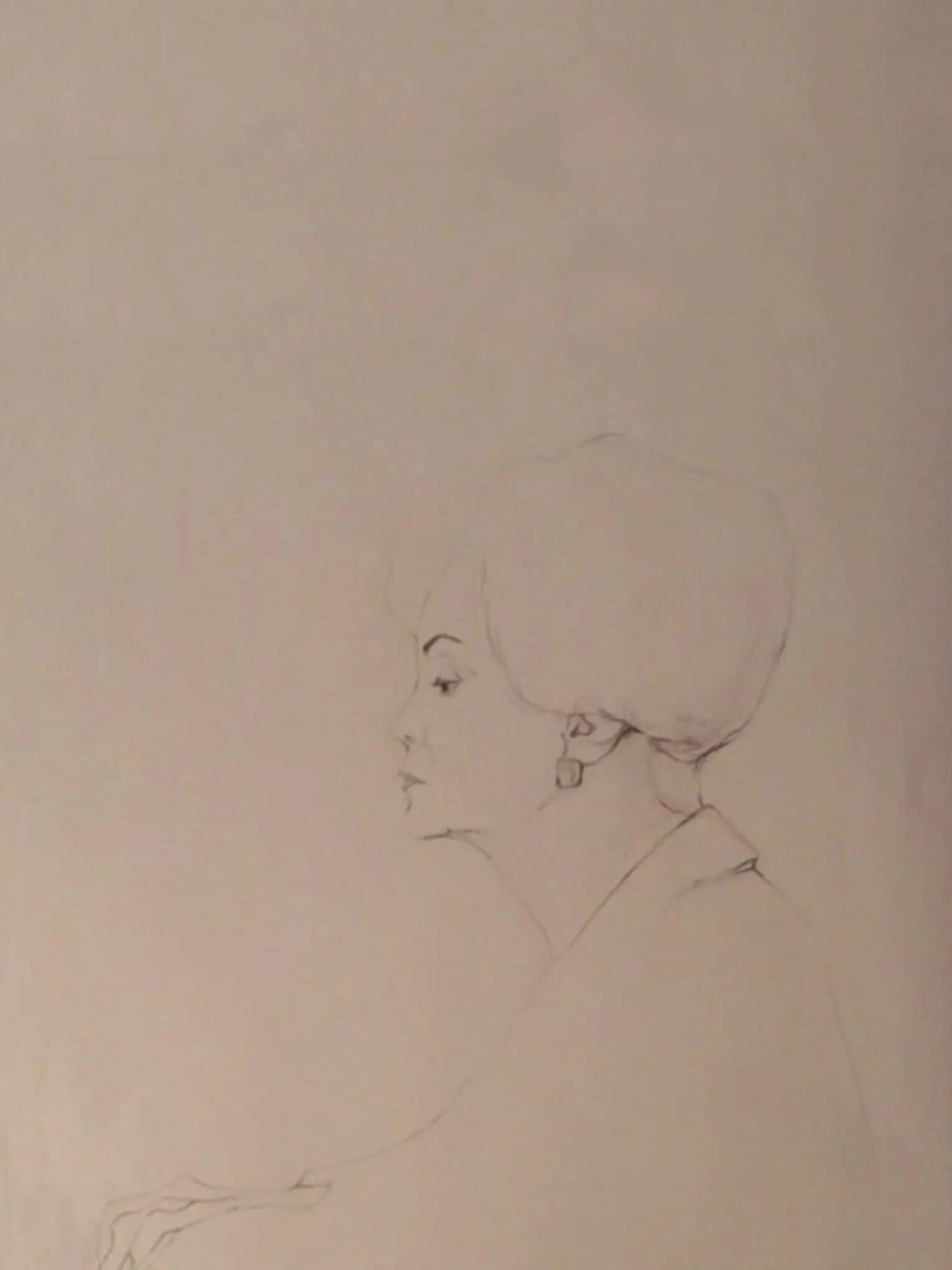 Clases de dibujo y pintura en Uruguay - Prelogart Dibujo de señora de perfil con manos deformes y extrañas apoyadas sobre el lado inferior de la hoja, el dibujo es a linea de lápiz